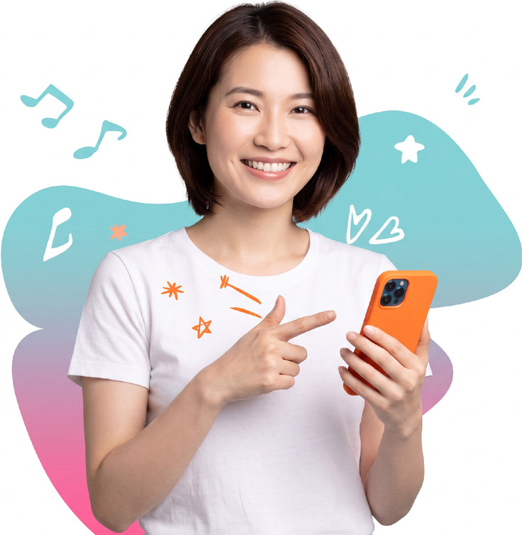 スマートフォンで査定結果を指さして笑顔の女性